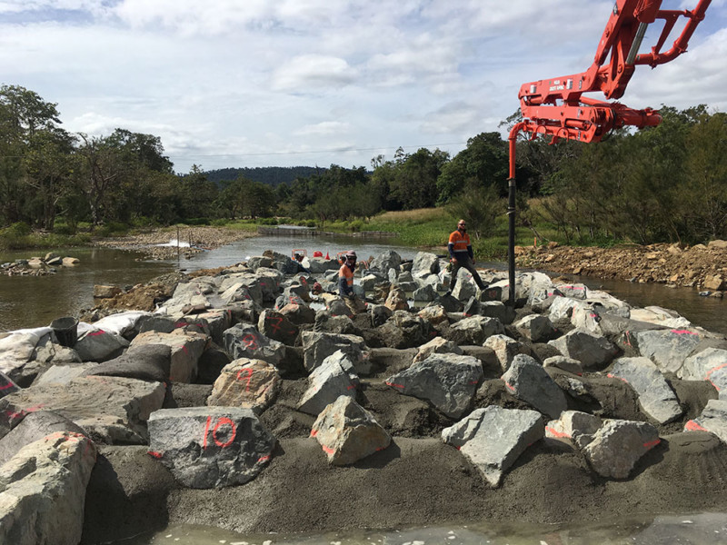Concrete pump securing fishway in place through the use of fibre-reinforced concrete